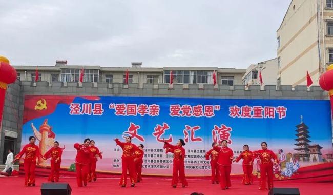 道里菜市场“网红”美食排长队